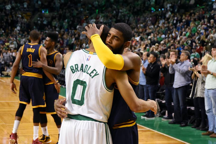 Avery Bradley dei Boston Celtics e Kyrie Irving #2  Cleveland Cavaliers (Nba/Getty Images)